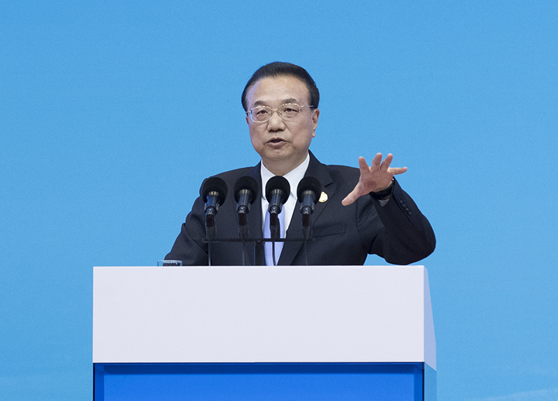 �����ǿ�������ִ�����ҵ�µ������㡿����Ժ�������ǿ24�����Ĵ��ɶ���ϯ���߽����պ����̷��ʱ��ʾ���й���Ϊ�������չ�й��ң��в��������ĳ����ģ�г�����14�����ڶ�������Ʒ�ͷ�������������������׶Σ��ر��������ϡ����������׵�����������Ҫ���ӷ��񹩸���ͬʱ���й������ƽ��������򿪷ţ���ԭ���涨��2021��ȡ��֤ȯ���ڻ��������������ʹɱ�������ǰ��2020�ꡣ��������ҵ����Щ�����бȽ�ͻ�������ƣ���ӭ����������չ�ִ�����ҵ�ͽ��ں������������������Ӧ�����仯�����������������ȶ�������Ĺ�ͬ��ս��Ҳ�����ڻ�ͨ���ޡ����ƻ���������ʵ�ֹ�ͬ��չ��